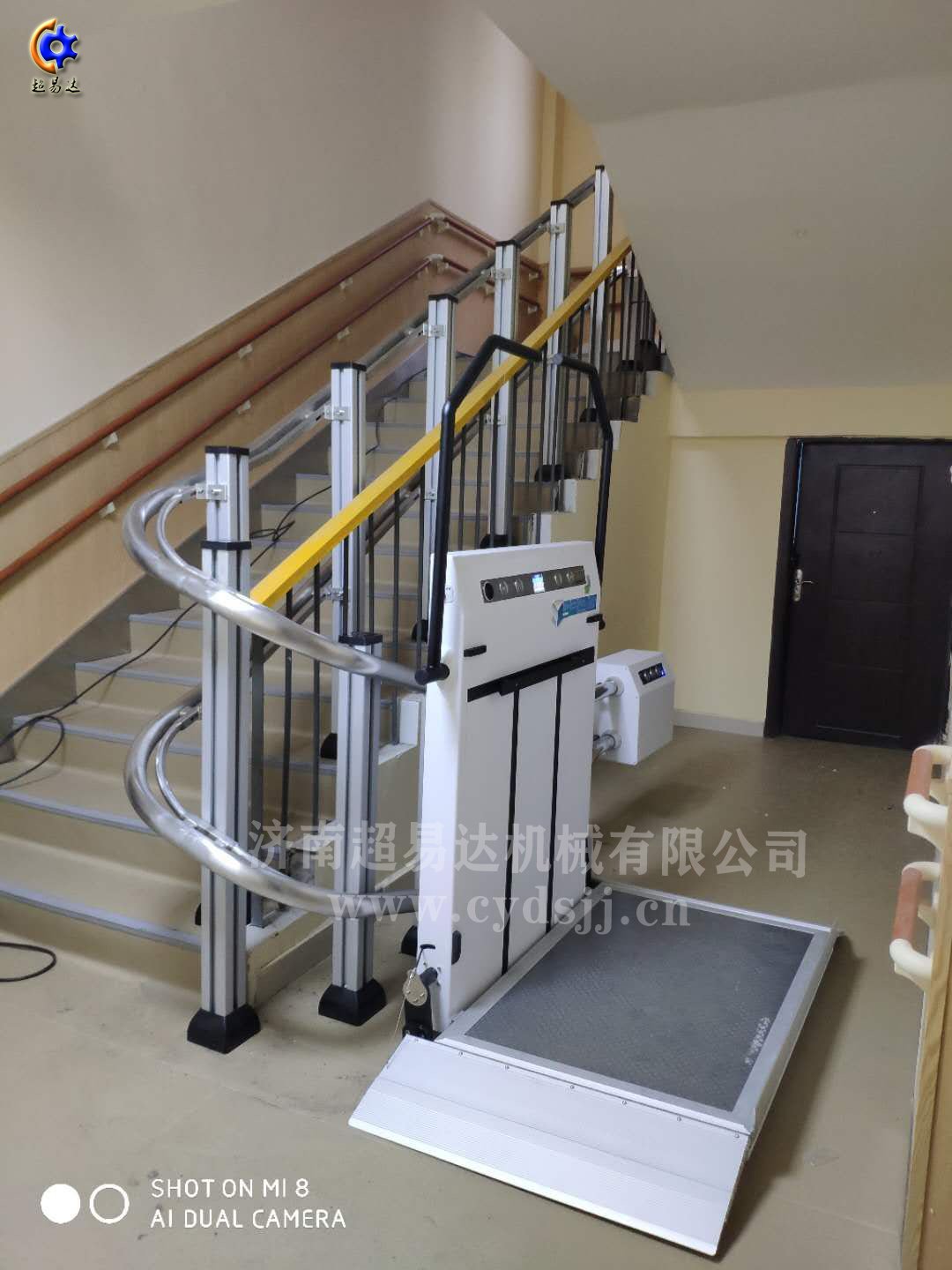 斜掛輪椅式升降平臺(tái)