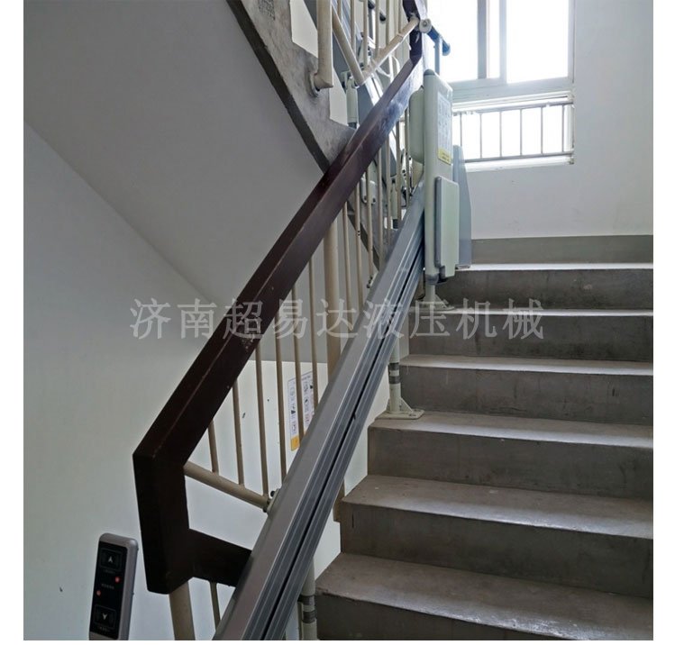 分段式斜掛升降機(jī) 分段式斜掛升降機(jī)