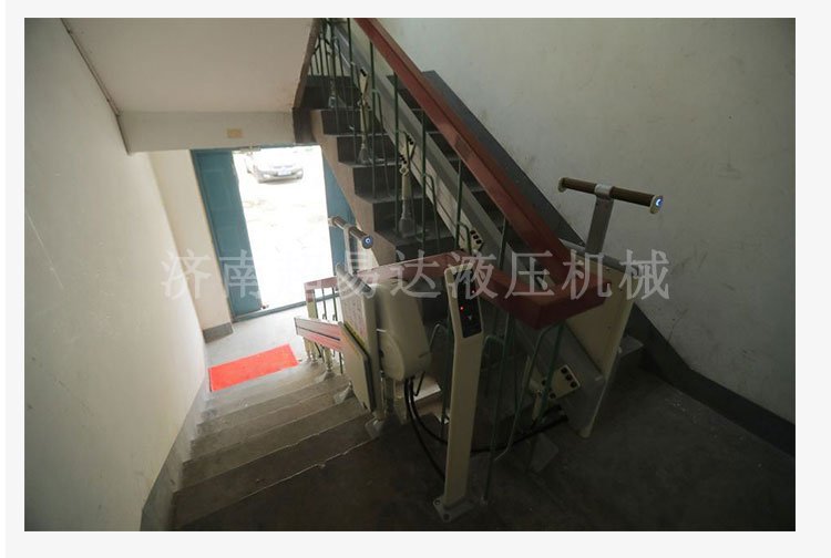 分段式斜掛升降機(jī) 分段式斜掛升降機(jī)